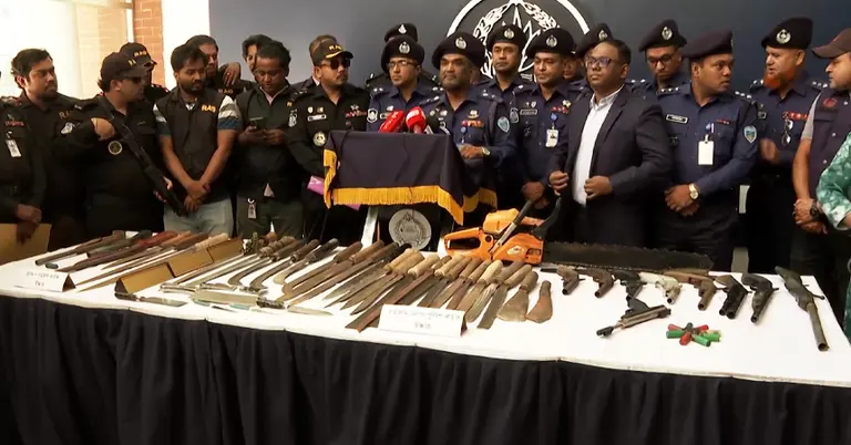 চট্টগ্রামে প্রকাশ্যে সশস্ত্র মহড়া ও চাঁদাবাজি: উদ্বিগ্ন সাধারণ মানুষ ও ব্যবসায়ীরা